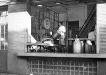 606047 Afbeelding van de melkontvangst voor boerenmelk in melkbussen bij de zuivelfabriek de N.V. Verenigde ...